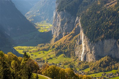 ZE SUBTROPICKÉHO ŠVÝCARSKA K VRCHOLŮM ČTYŘTISÍCOVEK  s jízdou Bernina Expresem – jediným panoramatickým vlakem jedoucím po ledovci! - Lauterbrunnen