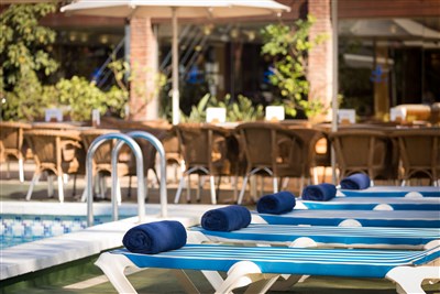 htop PALM BEACH - BUS - terasa a bazénem