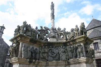 TAJUPLNÁ BRETAŇ A DRSNÁ KRÁSA NORMANDIE - Guimiliau