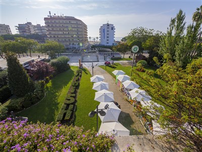 DWO SIRIUS BY CHECKIN - LET - před hotelem