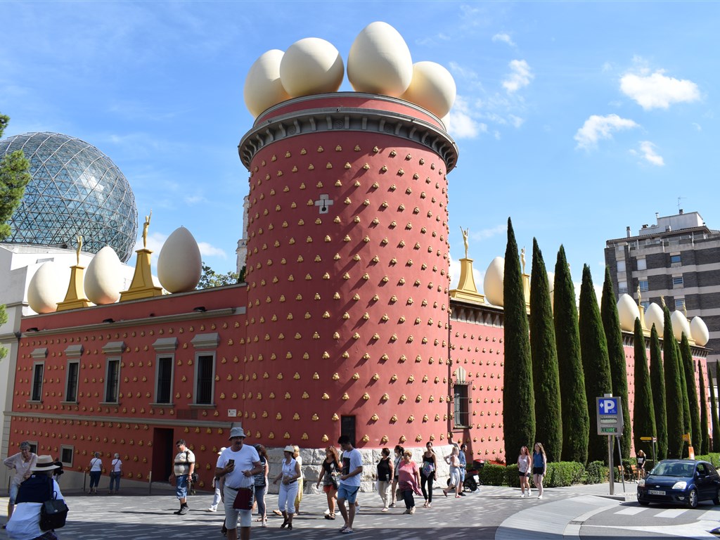 KATALÁNSKO bus - muzeum Salvadora Dalího ve Figueres
