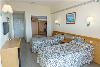 CHECKIN CATALONIA - BUS - pokoj