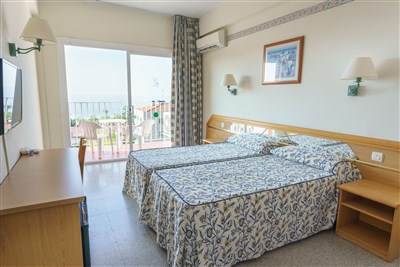 CHECKIN CATALONIA - BUS - pokoj