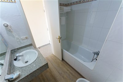 CHECKIN CATALONIA - BUS - koupelna