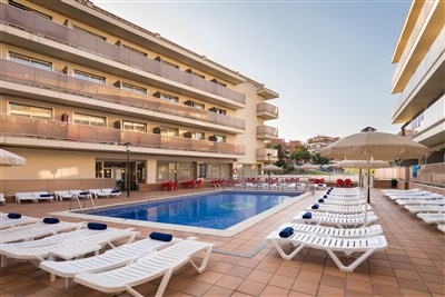 htop ROYAL STAR - LET - terasa a bazénem