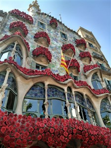 BARCELONA Sagrada Família, park Güell, MONTSERRAT, sklepy CODORNIU či FREIXENET, GIRONA - Barcelona