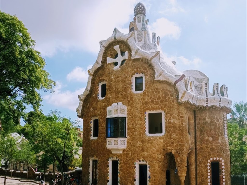 BARCELONA Sagrada Família, park Güell, MONTSERRAT, sklepy CODORNIU či FREIXENET, GIRONA - Barcelona