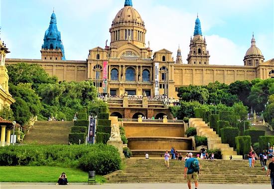 PO STOPÁCH SLAVNÝCH ARCHITEKTŮ A MALÍŘŮ KATALÁNSKA bus