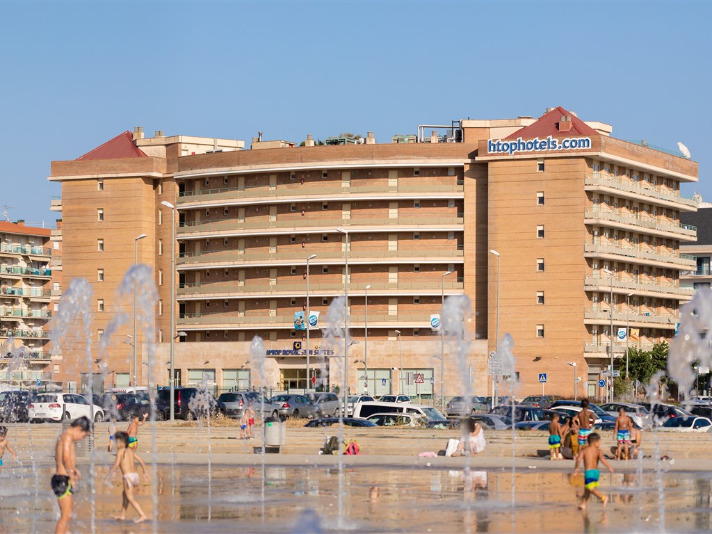 htop ROYAL SUN SUITES - BUS - pohled na hotel z čelní strany