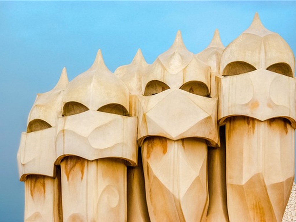 BARCELONA MONTSERRAT GIRONA A BESALÚ s pobytem u moře BUS - Barcelona Casa Mila