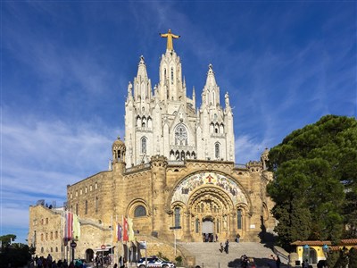 BARCELONA MONTSERRAT GIRONA A BESALÚ s prodlouženým pobytem u moře LET