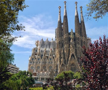 BARCELONA MONTSERRAT GIRONA A BESALÚ s pobytem u moře BUS - Barcelona Sagrada Familia