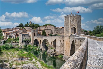BARCELONA MONTSERRAT GIRONA A BESALÚ s prodlouženým pobytem u moře LET