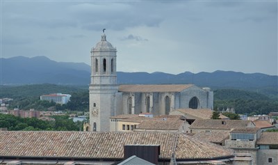 BARCELONA MONTSERRAT GIRONA A BESALÚ s pobytem u moře BUS - Girona cathedral