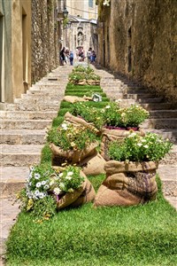 BARCELONA MONTSERRAT GIRONA A BESALÚ s prodlouženým pobytem u moře LET