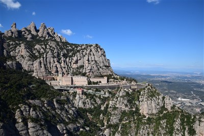 BARCELONA MONTSERRAT GIRONA A BESALÚ s prodlouženým pobytem u moře LET