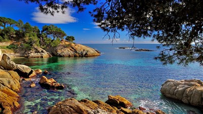 BARCELONA MONTSERRAT GIRONA A BESALÚ s prodlouženým pobytem u moře LET